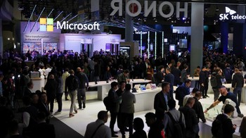 Pengunjung menyemut di Mobile World Congress (MWC) Barcelona, 27 Februari 2024.