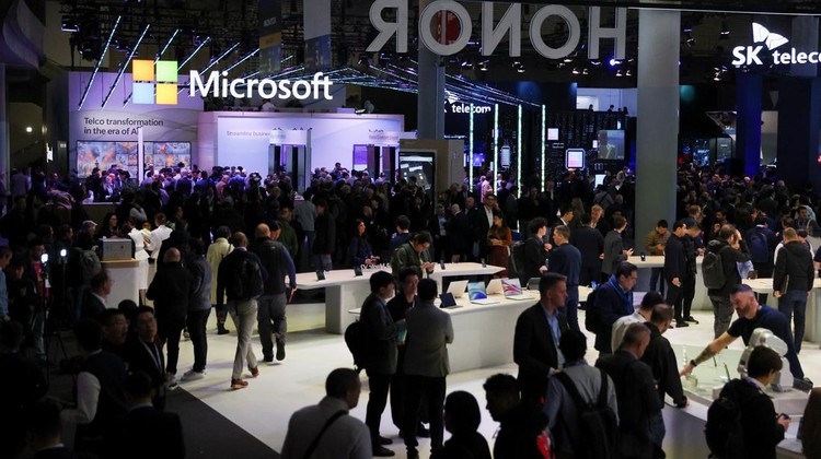 Visitors interact with latest technology, as they attend the Mobile World Congress (MWC) in Barcelona, Spain February 27, 2024. REUTERS/Bruna Casas