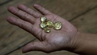 Setelah melalui proses pengolahan, emas-emas mentah yang telah dibentuk tersebut dijual kepada para pengepul dengan harga Rp 700 ribu per gram. 