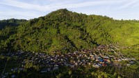 Tambang rakyat Anggai masih terus berproduksi sampai sekarang. Ribuan warga menggantungkan hidupnya dari tambang tradisional tersebut. 