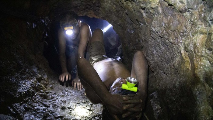Sejumlah pekerja tambang mengisi air ke dalam tromol saat proses pengolahan emas di lokasi Pertambangan Rakyat, Desa Anggai, Pulau Obi, Kabupaten Halmahera Selatan, Maluku Utara, Minggu (4/2/2024). ANTARA FOTO/Andri Saputra/YU