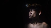 Tidak seperti aktivitas penambangan modern pada umumnya, penambang tradisional di Anggai hanya bermodalkan alat-alat sederhana dan yang paling penting modal utamanya hanyalah nyali dan tenaga, ungkap Bilal salah seorang penambang tradisional di daerah itu. 