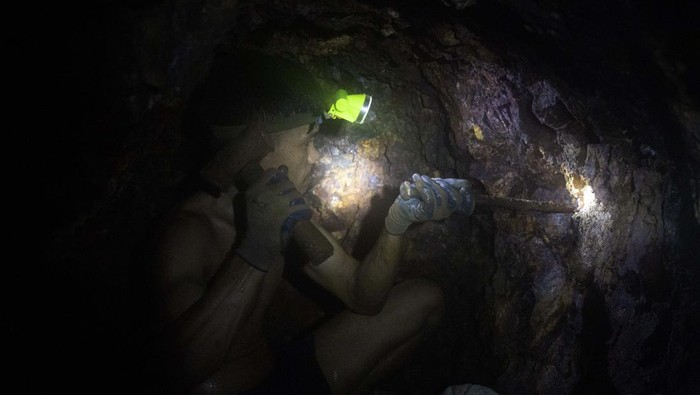 aktivitas berburu emas di parit depan rumah