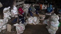 Tugas mereka membawa hasil kumpulan batu ke tempat pengusaha tromol yang nantinya dihancurkan oleh pekerja buruh tambang sampai seukuran kerikil hingga bebatuan halus. 