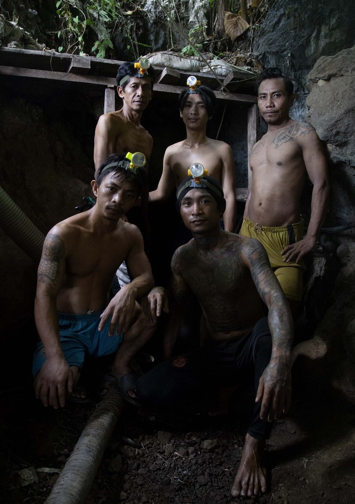 Berburu emas di tanah Obi Sejumlah pekerja tambang mengisi air ke dalam tromol saat proses pengolahan emas di lokasi Pertambangan Rakyat, Desa Anggai, Pulau Obi, Kabupaten Halmahera Selatan, Maluku Utara, Minggu (4/2/2024). ANTARA FOTO/Andri Saputra/YU