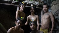 Sejumlah penambang mulai mempersiapkan perlengkapannya untuk memasuki lubang tambang tradisional yang dibuat oleh warga sejak tahun 1996 di Desa Anggai, Kecamatan Obi, Pulau Obi, Kabupaten Halmahera Selatan, Maluku Utara.