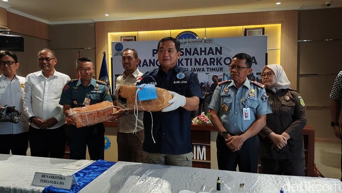 BNNP Jatim ungkap pengiriman ganja seberat 1,8 kg