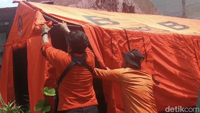 BPBD Gresik mendirikan tenda untuk warga yang rumahnya ambles