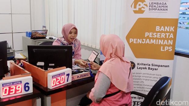 Nasabah BPR Bank Purworejo melaksanakan proses pencairan tabungan, Selasa (27/2/2024).