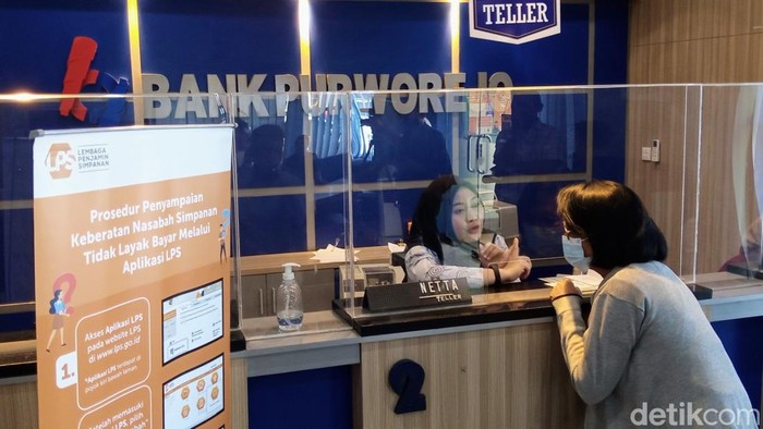 Nasabah BPR Bank Purworejo melaksanakan proses pencairan tabungan, Selasa (27/2/2024).