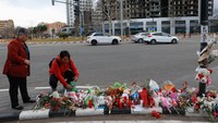 Warga meletakkan boneka mainan di tugu peringatan darurat dekat gedung yang terbakar pada (22/2) dan mengakibatkan beberapa korban jiwa, di lingkungan Campanar, Valencia, Spanyol, Senin (26/2/2024). Pihak berwenang mengatakan, jumlah korban tewas dalam tragedi tersebut meningkat menjadi 10 orang.