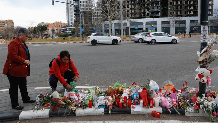 A man places a stuffed toy in a makeshift memorial near the building that caught fire on February 22 and resulted in several casualties, in Campanar neighbourhood, Valencia, Spain, February 26, 2024. REUTERS/Eva Manez