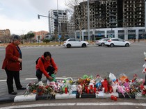 Bunga hingga Boneka Kenang Korban Kebarakan Apartemen di Valencia