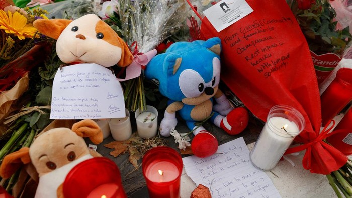 A man places a stuffed toy in a makeshift memorial near the building that caught fire on February 22 and resulted in several casualties, in Campanar neighbourhood, Valencia, Spain, February 26, 2024. REUTERS/Eva Manez