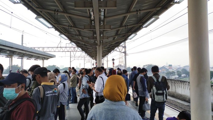 Calon Penumpang KRL menunggu kereta tiba di Stasiun Manggarai