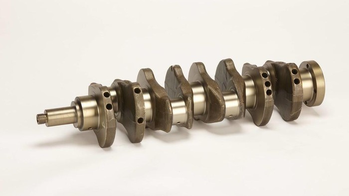 Crankshaft (poros engkol) pada mesin kendaraan.