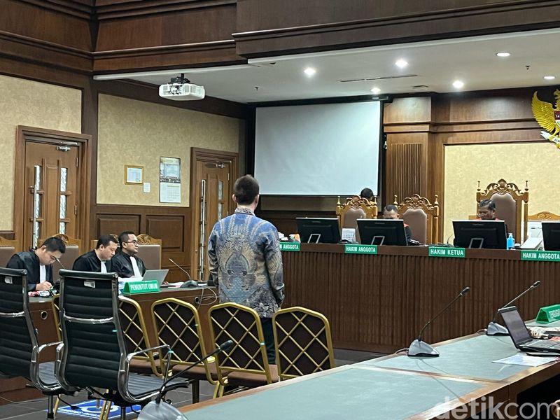 Dadan Tri Yudianto, salah satu terdakwa kasus suap MA, di ruang sidang Pengadilan Negeri Tipikor, 27 Februari 2024