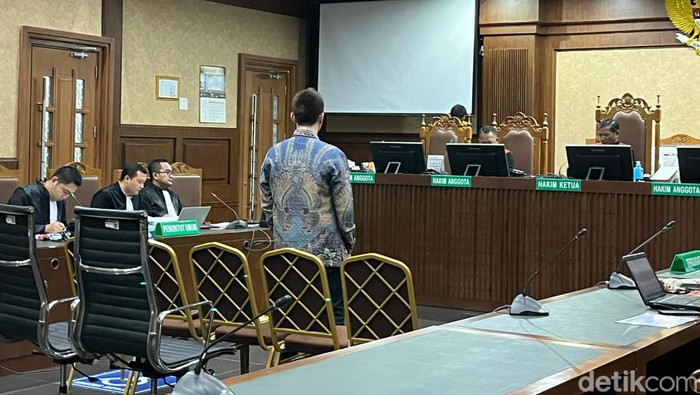 Dadan Tri Yudianto, salah satu terdakwa kasus suap MA, di ruang sidang Pengadilan Negeri Tipikor, 27 Februari 2024. (Rumondang Naibaho/detikcom)