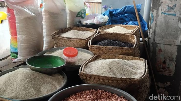 Dagangan beras di Kota Palopo.