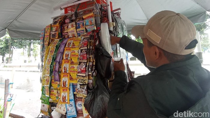 Dedi, penjual kopi keliling di Lapangan Gasibu, Bandung.