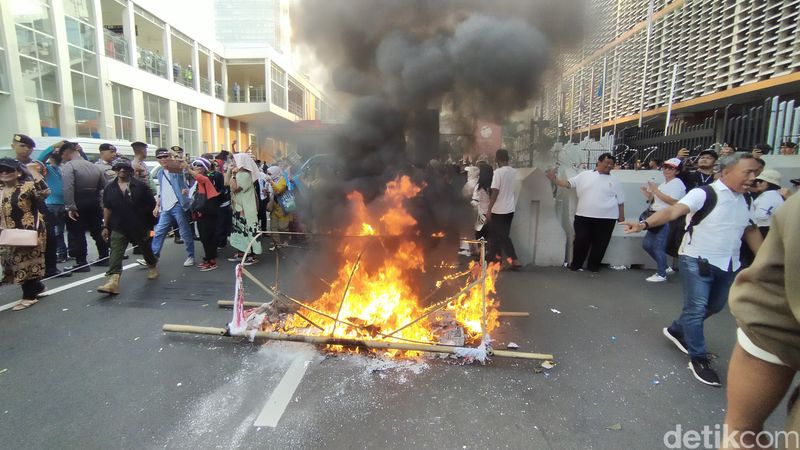 Demonstrasi depan Bawaslu RI, 27 Februari 2024. (Tina Susilawati/detikcom)