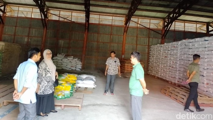 Dinas Perdagangan Bone mengecek ketersediaan beras.