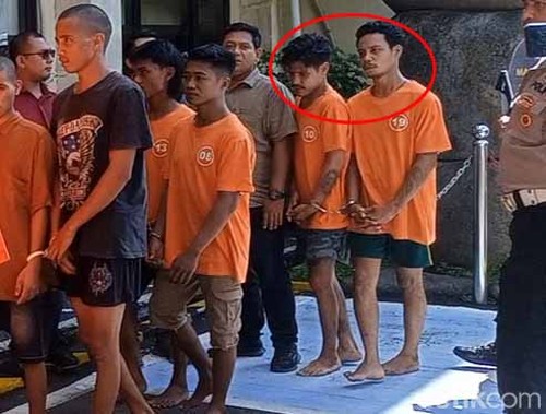 Dua pelaku pengeroyokan anggota TNI (lingkaran merah) di Kerobokan, Badung. (Agus Eka/detikBali)