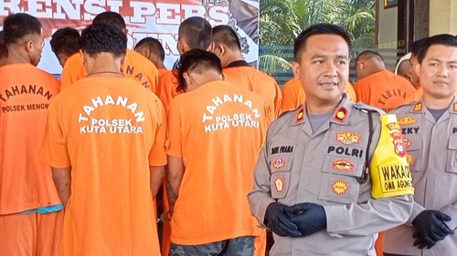 Dua pengeroyok (baju tahanan bertulisan Polsek Tahanan Kuta Utara) Babinsa di Kerobokan, Badung, Bali, pakai baju tahanan Polsek Kuta Utara, Selasa (27/2/2024).