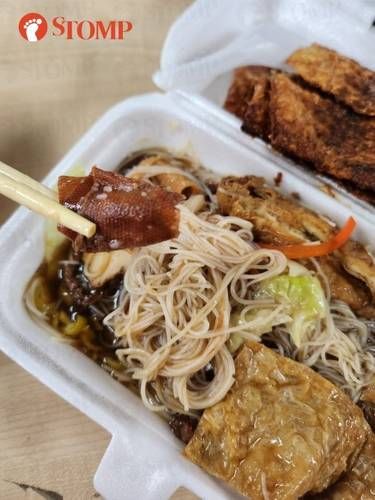 Duh!  Dikira sesuap tahu dalam bihun, ternyata itu adalah plester berlumuran darah