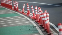 Flyover Kuningan ini dilengkapi dengan jalur sepeda dan pembatas berupa stick cone. 
