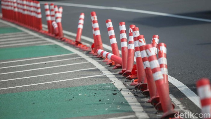 Flyover Kuningan ini dilengkapi dengan jalur sepeda dan pembatas berupa stick cone. Namun kini kondisinya banyak yang rusak.