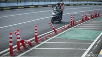 Pengendara melintas di jalan HOS Cokroaminoto, Jakarta, Selasa (27/2/2024).