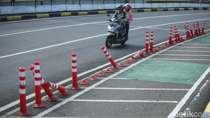 Duh! Stick Cone di Flyover Kuningan Rusak Flyover Kuningan ini dilengkapi dengan jalur sepeda dan pembatas berupa stick cone. Namun kini kondisinya banyak yang rusak.