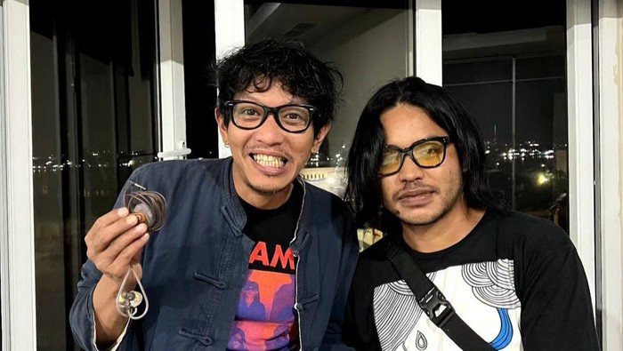 Eks Tukang Servis Hp Banting Setir Jual Headset buat Artis, Cuannya Lumayan!