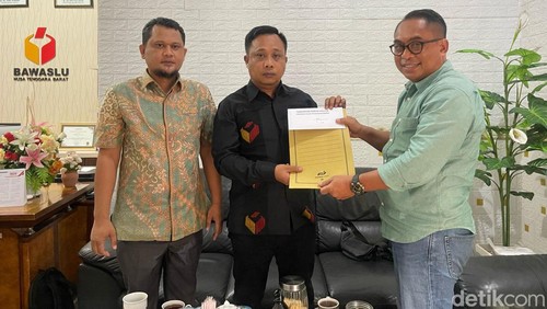 Ketua OKK Gerindra NTB Sudirsah Sujanto (kanan) saat menyerahkan laporan dugaan kecurangan pemilu ke Bawaslu NTB pada Selasa (27/2/2024).