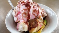 Es puter durian. Ada dua jenis buah durian yang digunakan, yaitu durian lokal dan durian montong. Untuk satu porsi es puter durian yang menggunakan jenis buah durian lokal, harganya cukup Rp25.000. Sementara jika es puter yang menggunakan jenis buah durian montong, harganya menjadi Rp50.000 per porsi.
