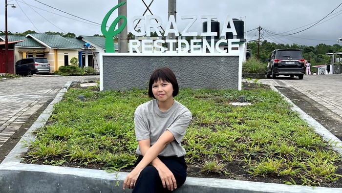 Foto Greysia Polii di depan Kompleks Perumahan Grazia Residence