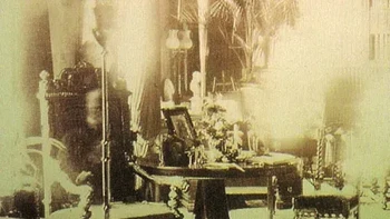 Foto bersejarah yang langka ini diambil di Perpustakaan Abbey oleh Sybell Corbet, yang meninggalkan kamera selama 1 jam di ruangan kosong, sementara semua karyawan memberikan penghormatan terakhir kepada Lord Combermere. Ketika dia mengembangkan piringnya, dia melihat gambar tembus pandang dari seorang pria yang duduk di kursi berlengan, yang merupakan gambar yang disukai oleh raja yang telah meninggal. Anggota staf mengklaim bahwa “pria” dalam foto itu mirip dengan mendiang Viscount ke-2, meskipun ada sebagian besar orang yang skeptis, yang percaya bahwa kamera menangkap seorang pelayan, yang masuk ke ruangan dan duduk sebentar di kursi. Foto: News4jax Foto: Liveabout