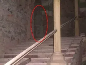 Foto Diduga Hantu yang Terabadikan Kamera, Bikin Takut Melihatnya