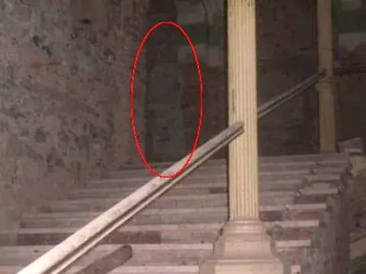 Foto Diduga Hantu yang Terabadikan Kamera, Bikin Takut Melihatnya
