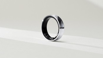 Setelah membagikan teaser Galaxy Ring di event Galaxy Unpacked, Samsung akhirnya membawa cincin pintar tersebut ke ajang MWC 2024. Perangkat ini akan hadir dalam ukuran cincin 5-13 dengan tiga pilihan warna dan memiliki kemampuan seperti melacak detak jantung, laju pernapasan, tidur, dan pergerakan malam hari. Foto: Samsung