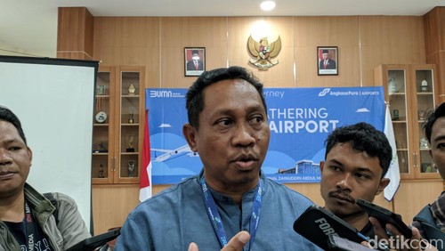 General Manager Angkasa Pura I Bandara Internasional Lombok Minggus Eko Tribudoyo Gandeguai saat jumpa pers, Selasa (27/2/2024).