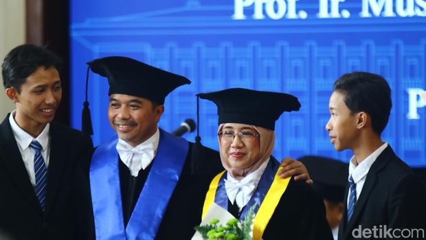 Prof Muslikhin Hidayat dan Prof Ria Millati saat dikukuhkan bersama sebagai guru besar UGM Selasa (27/2/2024).