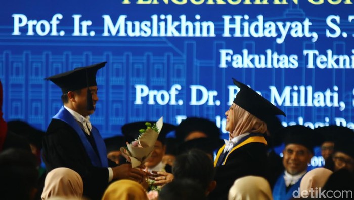 Prof Muslikhin Hidayat dan Prof Ria Millati saat dikukuhkan bersama sebagai guru besar UGM Selasa (27/2/2024).