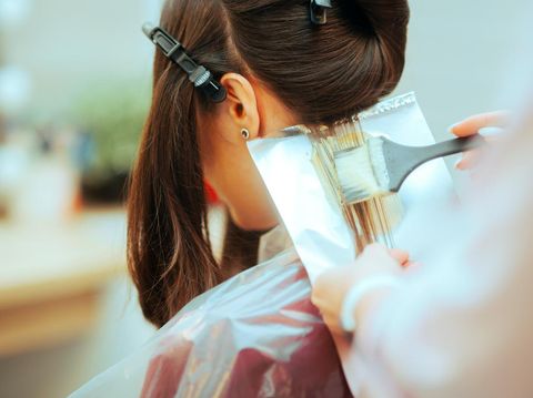 Ilustrasi bleaching rambut di salon