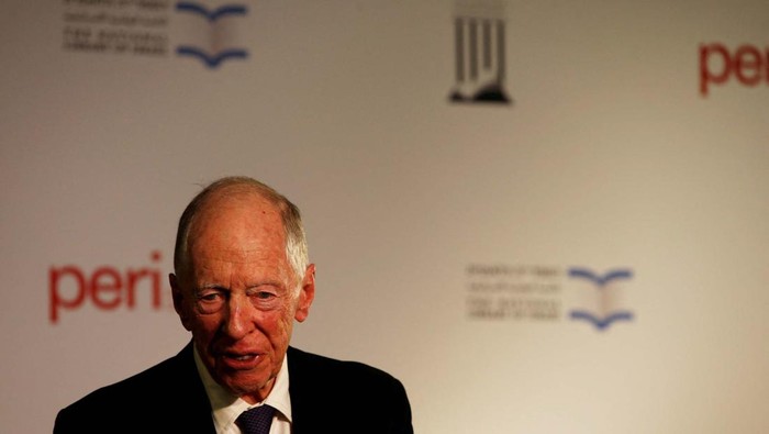 Lord Jacob Rothschild speaks at an event marking the signing of an agreement between the state libraries of Israel and Russia, whereby one of the most treasured collections of ancient Hebrew manuscripts and books will be digitised and available for public view online, at the National Library of Israel in Jerusalem November 7, 2017. REUTERS/Ronen Zvulun/File Photo
