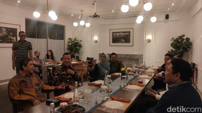Jajaran elite organisasi masyarakat (ormas) sayap Partai Golkar Musyawarah Kekeluargaan Gotong Royong (MKGR) menggelar pertemuan di kawasan Jaksel (Dwi R/detikcom)
