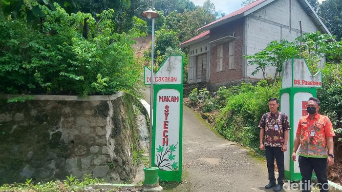 Jalan masuk ke kompleks makam Syekh Domba di Bayat, Klaten, Selasa (27/2/2024).