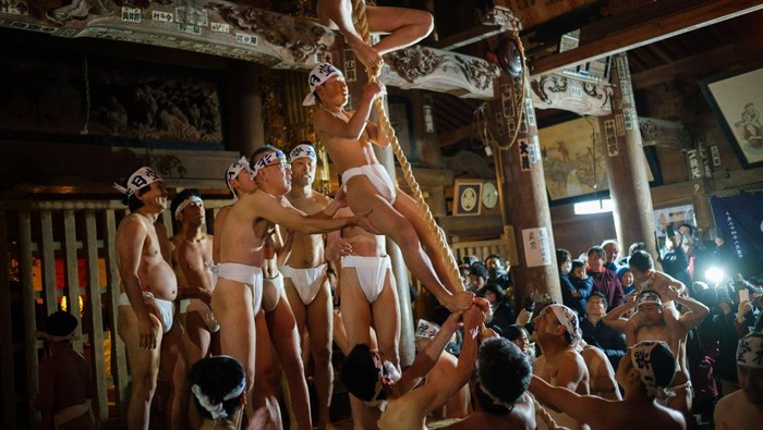 YANAIZU, FUKUSHIMA, JAPAN - 2020/01/07: Men wearing fundoshi (japanese loincloth) try to climb the rope during Yanaizu's naked man festival in Yanaizu. Every year on 7 of January, the Yanaizu Hadaka Mairi take place at Enzo temple. (Photo by Nicolas Datiche/LightRocket via Getty Images)