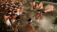 Detail ritual dari masing-masing tiga Hadaka Matsuri berbeda-beda di seluruh negeri, namun memiliki semangat yang sama: ini adalah perayaan panen yang melimpah, kemakmuran, kesehatan yang baik, dan kesuburan. (Buddhika Weerasinghe/Getty Images)